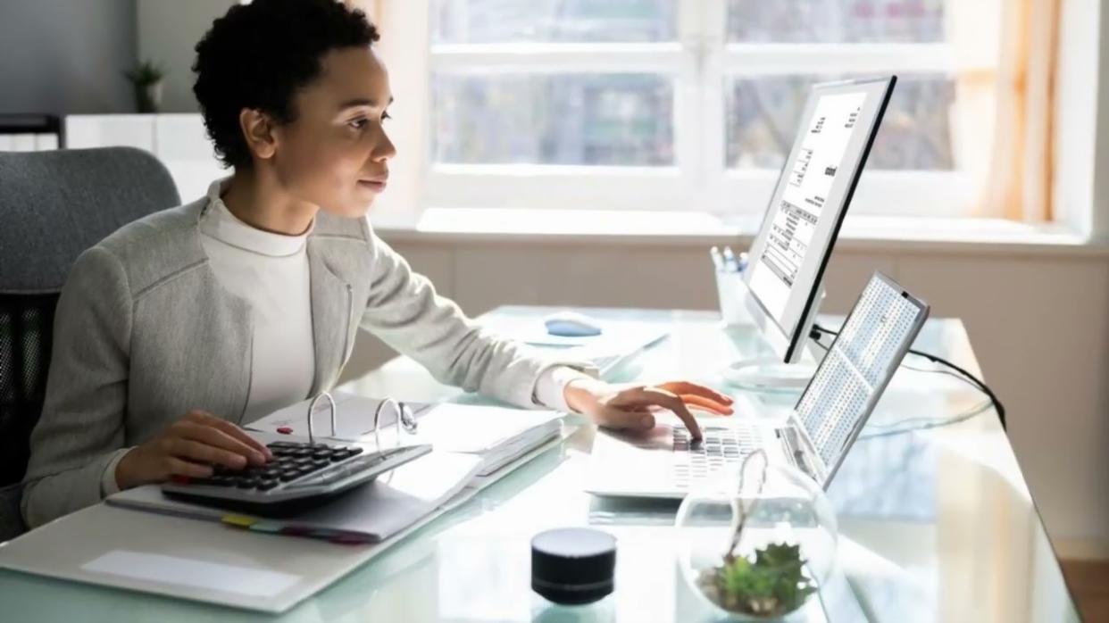 Teilnehmer analysieren Finanzmodelle während Workshop-Sitzung